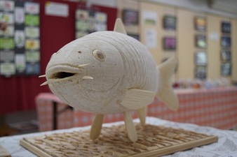 鯉の彫刻