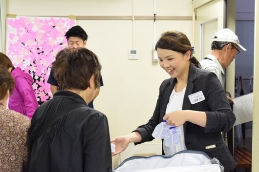 経口補水液を配る様子