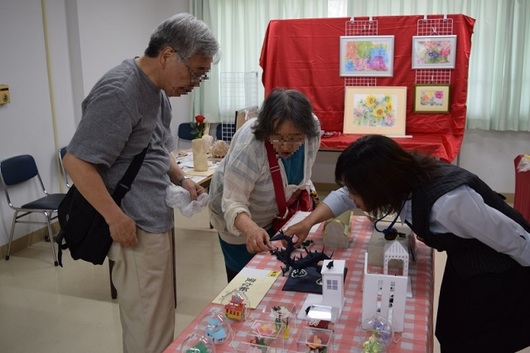 作品を見ている様子