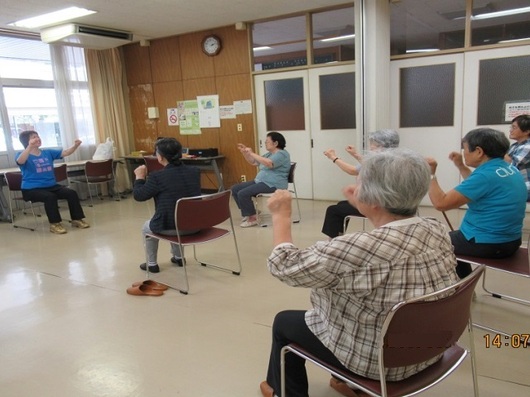 右はグー、左はチョキ